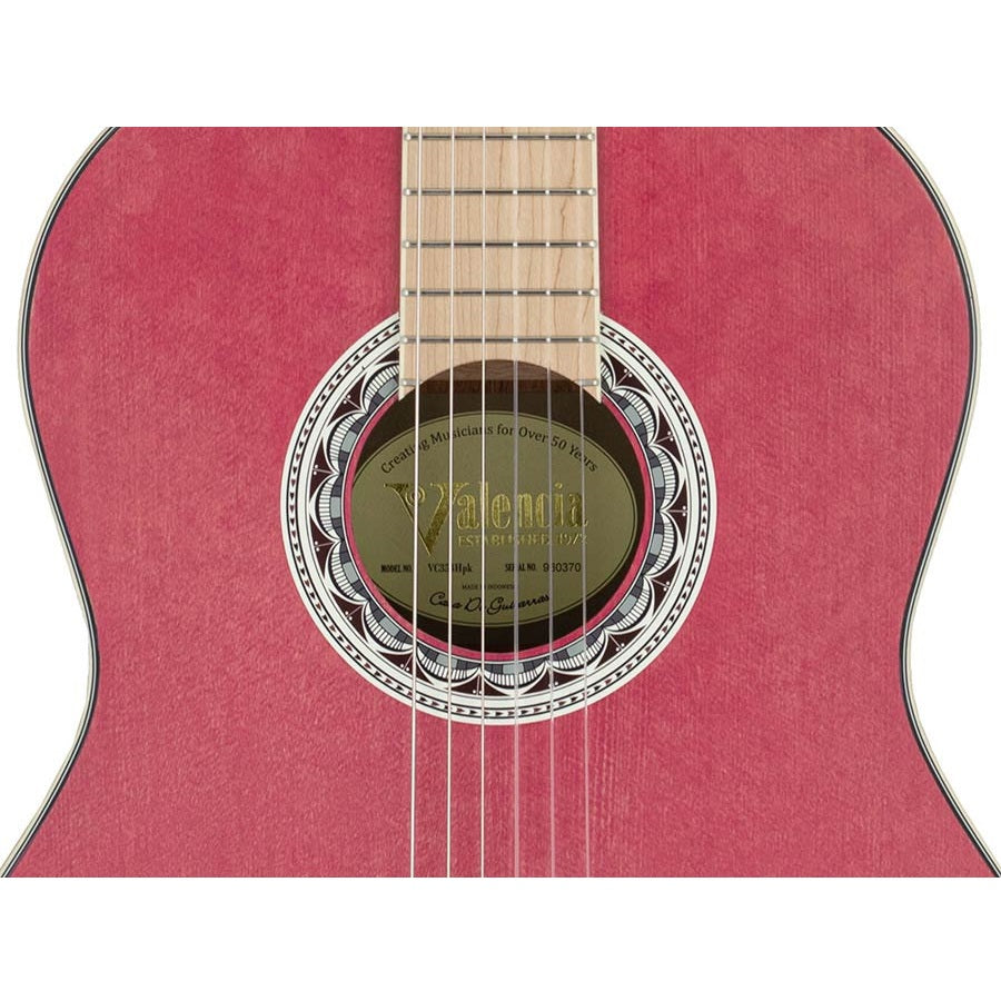 Valencia VC354PK 4/4 Klasszikus gitár, Sitka fenyő & mahagóni, szatén rózsaszín
