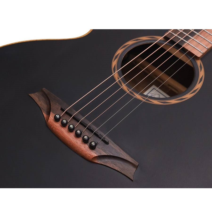 Bromo BAT8MEBK Elektro-akusztikus mini jumbo gitár, 6 húros, tokkal