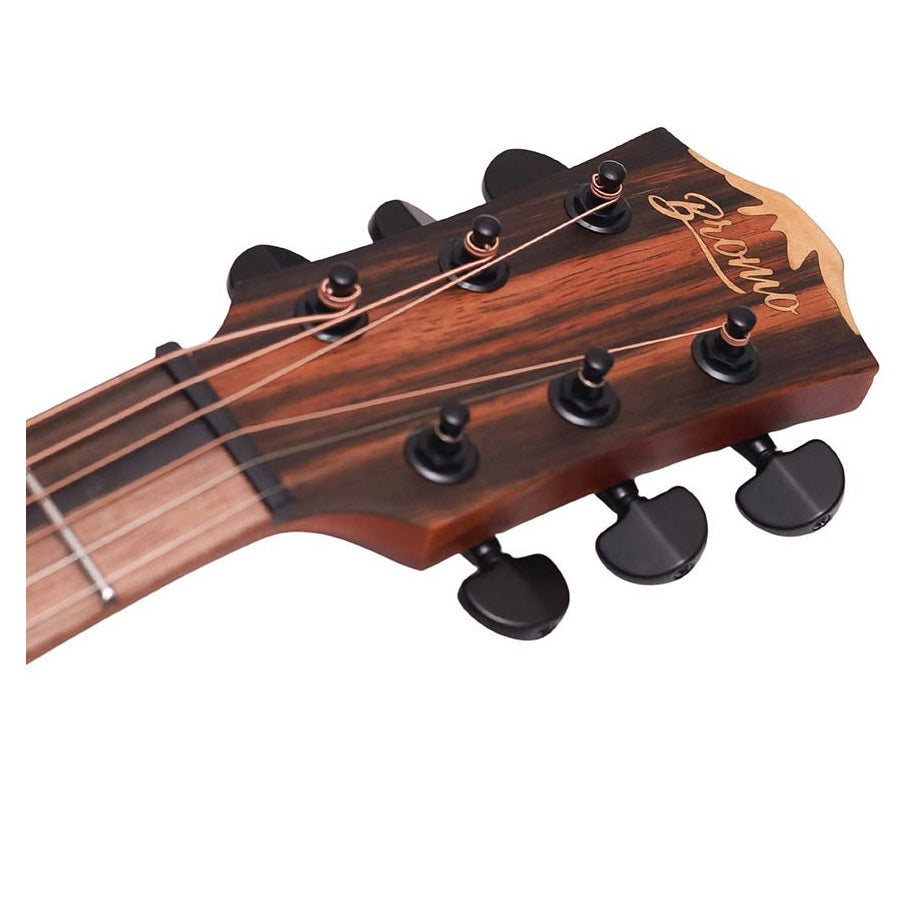 Bromo BAT8MEBK Elektro-akusztikus mini jumbo gitár, 6 húros, tokkal