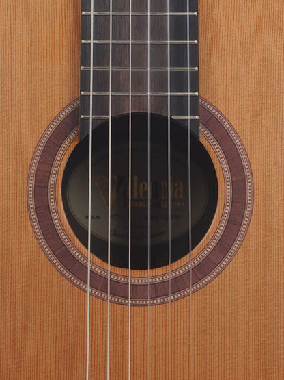 Valencia VC714 klasszikus gitár 4/4, tömör vörös cédrus fedlap, mahagóni test, natúr